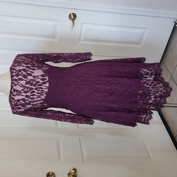 💐 FREE PEOPLE Plum Purple Sheer Lace Dress Hankerchief Hem SIZE 4 - Picture 5 of 17